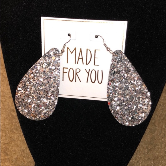 NEW Sparkly Earrings. - Picture 3 of 4